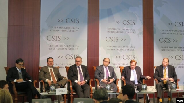 ¹Ì±¹ ÀüÇöÁ÷ °íÀ§ °ü¸®µéÀÌ 19ÀÏ ¿ö½ÌÅÏ D.C. Àü·«±¹Á¦¹®Á¦¿¬±¸¼Ò (CSIS)¿¡¼ °³ÃÖµÈ ¼¼¹Ì³ª¿¡ Âü¼®ÇØ ºÏÇÑ ¹®Á¦ÀÇ ½ÇÅÂ¿Í ÇØ¹ýÀ» ³íÀÇÇϰí ÀÖ´Ù.