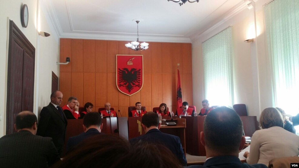 Rivlerësimi i gjyqtarëve, Kushtetuesja s’tërhiqet nga pezullimi
