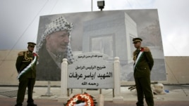 Jami'an tsaron Falasdinawa na gadin kushewar marigayi Yasser Arafat a Ramallah, Yammacin Kogin Jordan