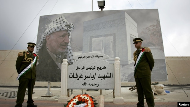 Jami'an tsaron Falasdinawa na gadin kushewar marigayi Yasser Arafat a Ramallah, Yammacin Kogin Jordan