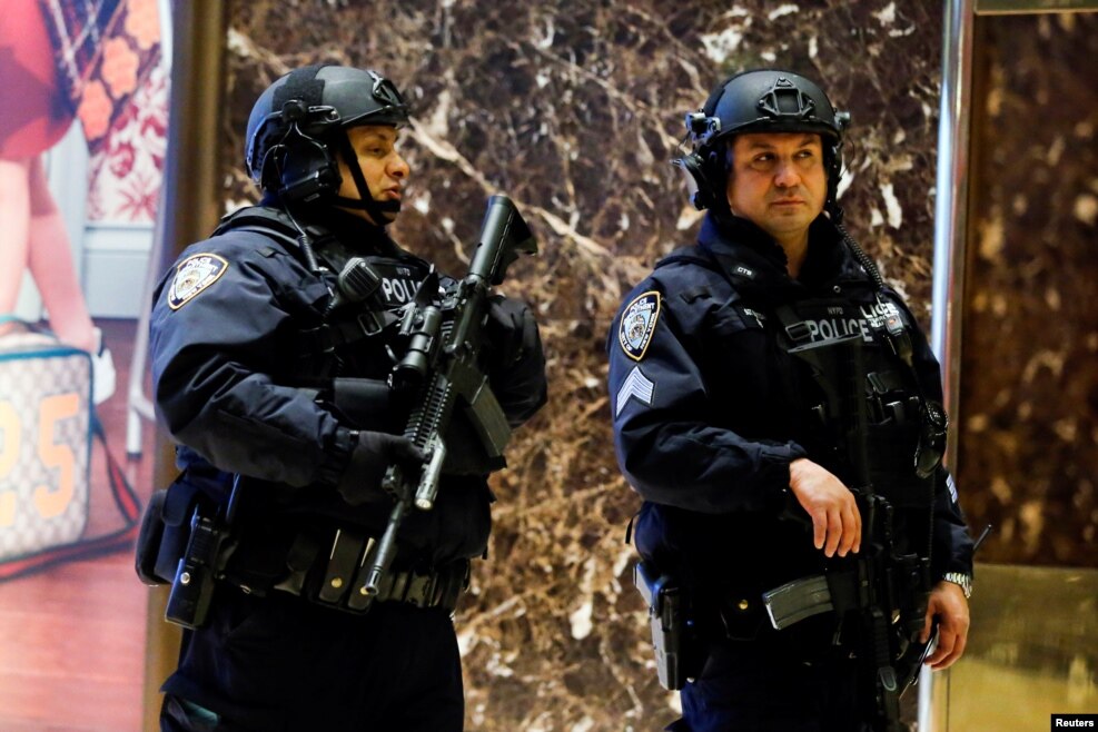 在紐約川普大樓裏麵，有紐約警察站崗（2016年11月12日）