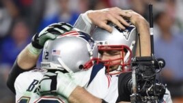 Thủ quân Tom Brady (trái) của đội New England Patriots và đồng đội ăn mừng chiến thắng.