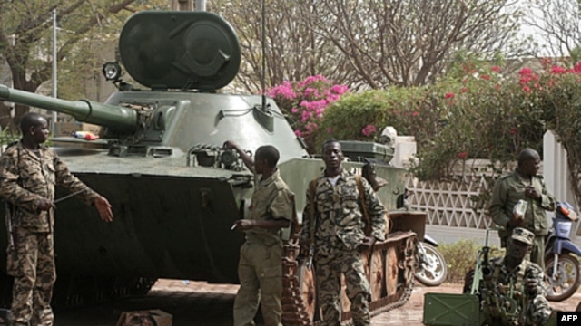 Soldiers outside the presidential palace in Bamako, Mali, on Friday after a military coup
