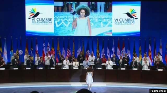 La emotiva ceremonia de apertura de incluyó a una niña colombiana entregando el Colibrí, símbolo de la Cumbre, al presidente Santos.