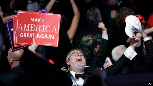 Para pendukung kandidat presiden AS dari Partai Republik Donald Trump bersorak atas kemenangannya dalam acara di New York (9/11). (AP/John Locher)