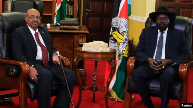 South Sudan President Salva Kiir (R) and his Sudanese counterpart Omar Al-Bashir look on during a photo opportunity at the state house in Juba Jan. 6, 2014. 