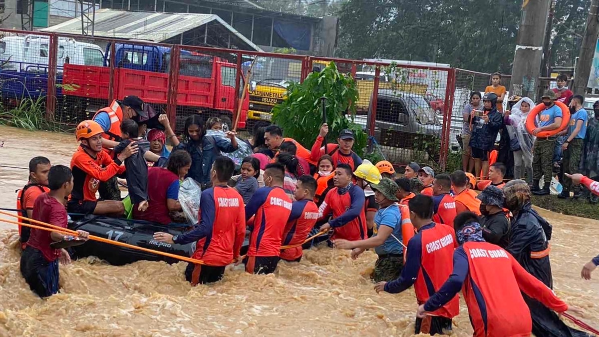 Rescuers Battle Strong Typhoon Lashing Southern Philippines