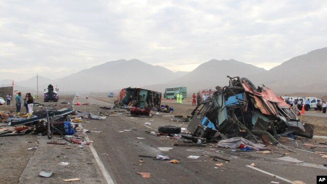 Escombros del choque vehicular la carretera costera en Huarmey, Perú, el lunes, 23 de marzo de 2015.
