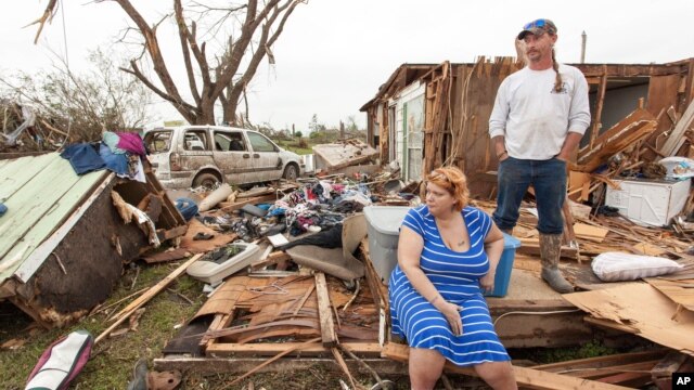 Bà Raella Faulkner và ông Bobby McElroy bên cạnh đống đổ nát những gì còn lại của căn nhà của họ sau cơn lốc xoáy ở thị trấn Vilonia, Arkansas.