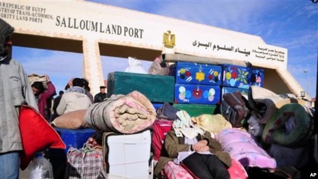 People crossing the Libya-Egypt border (file photo)