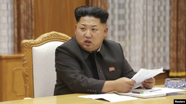Lãnh tụ Bắc Triều Tiên Kim Jong Un phát biểu tại một cuộc họp khẩn với Ban Quân ủy Trung ương ở Bình Nhưỡng.