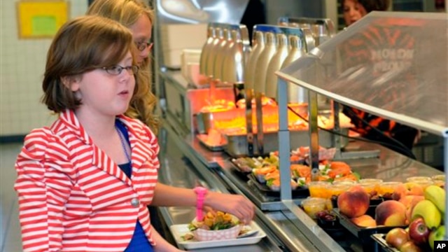 Dua orang murid sekolah menengah pertama Draper di Rotterdam, New York, memilih makanan di kantin sekolah. (AP/Hans Pennink)