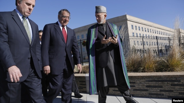 Prezident Hamid Karzay AQSh Mudofaa vaziri Leon Panetta (o'rtada) bilan