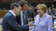 Thủ tướng Hy Lạp Alexis Tsipras (trái) trao đổi với Thủ tướng Đức Angela Merkel (phải) tại Brussels, Bỉ, hôm 25/6.