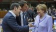 Thủ tướng Hy Lạp Alexis Tsipras (trái) trao đổi với Thủ tướng Đức Angela Merkel (phải) tại Brussels, Bỉ, hôm 25/6. 