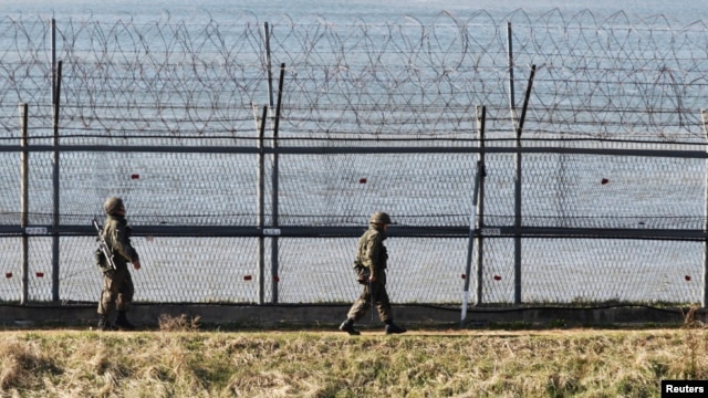South Korean soldiers patrol along the military fences near the demilitarized zone (DMZ) separating North Korea from South Korea in Paju, north of Seoul Apr. 7, 2013.