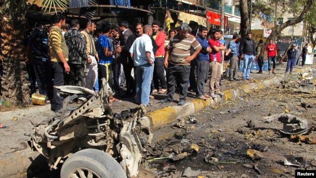 Stanovnici se okupljaju oko mesta eksplozije bombe u Bagdadu, 17. februar, 2013. 