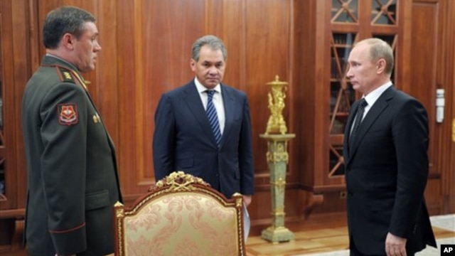 Գեներալ-գնդապետ Վալերի Գերասիմով (ձախից)