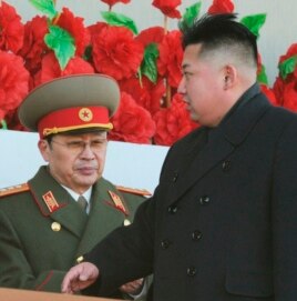 Ông Kim Jong Un và người chú, ông Jang Song Thaek. Ông Jang và những người đồng bọn đã lạm dụng quyền thế trong các hành động chống lại đảng cộng sản