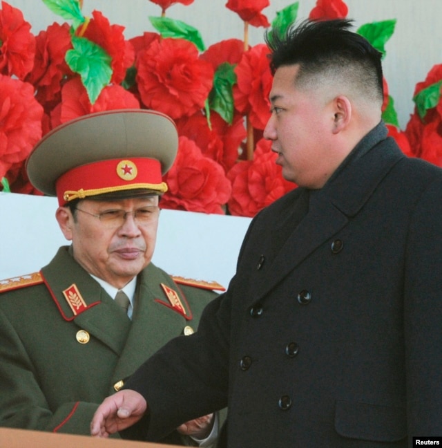Ông Kim Jong Un và người chú, ông Jang Song Thaek. Ông Jang và những người đồng bọn đã lạm dụng quyền thế trong các hành động chống lại đảng cộng sản