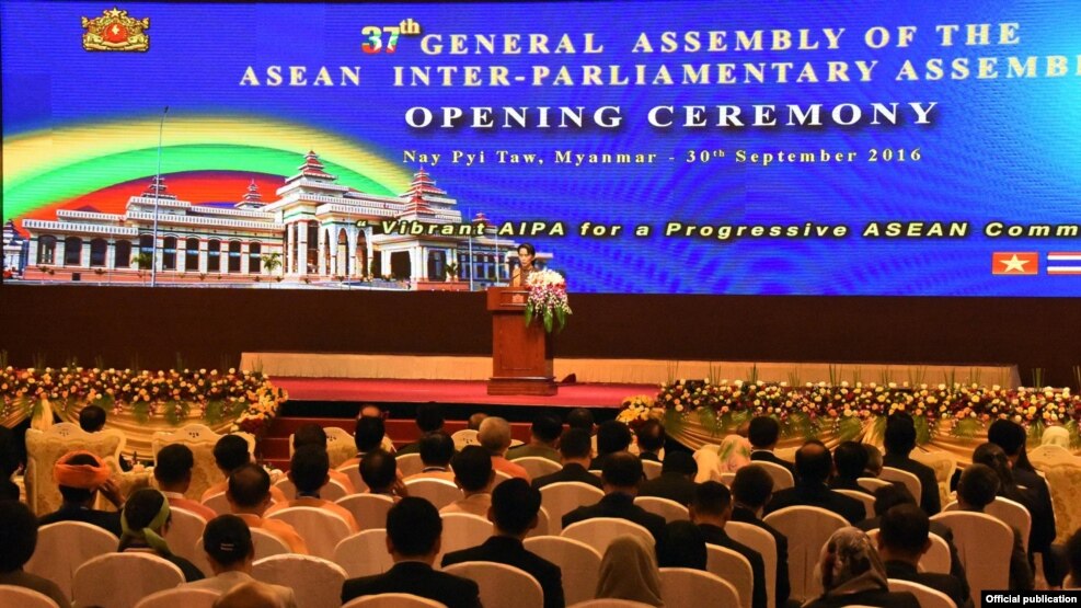 ႏုိင္ငံေတာ္၏ အတိုင္ပင္ခံပုဂၢိဳလ္ ေဒၚေအာင္ဆန္းစုၾကည္
(၃၇) ႀကိမ္ေျမာက္ အာဆီယံ ပါလီမန္မ်ားညီလာခံ ဖြင့္ပြဲအခမ္းအနား မိန္႔ခြန္းေျပာၾကားစဥ္။