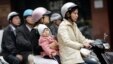 Ảnh minh họaL Trẻ em đi xe không đội mũ bảo hiểm tại Hà Nội.