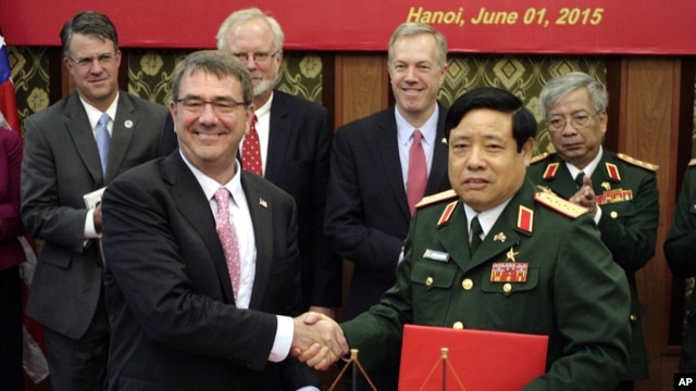 Bộ trưởng Quốc phòng Việt Nam Phùng Quang Thanh (phải) bắt tay Bộ trưởng Quốc phòng Mỹ Ash Carter trong cuộc gặp tại Hà Nội ngày 1/6/2015.