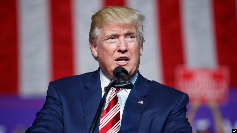 Ứng cử viên tổng thống Đảng Cộng hòa Donald Trump phát biểu trong một buổi mít tinh ở Roanoke, Virginia, ngày 24 tháng 9 năm 2016.