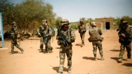 Francuski vojnici obezbedjuju oblast koju je napao bombaš samoubica u gradu Gao, Mali, 10.februar, 2013.