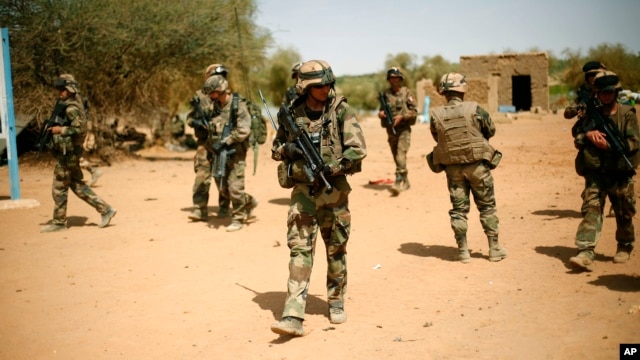 Militares francesas asseguram o controlo da zona onde se registou a explosão de uma bomba dos rebeldes, a entrada da cidade de Gao, Fev. 10 2013