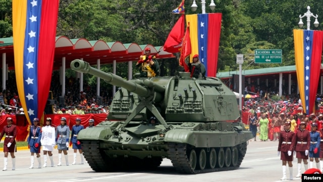 Un tanque venezolano durante una parada miitar en Caracas. Estados Unidos sancionó a la empresa estatal venezolana Cavim por transferir teconología con Irán, Corea del Norte o con Siria.