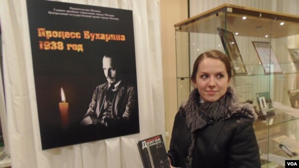 布哈林曾参加中共六大，后被斯大林处决。两年前在莫斯科的一次讨论会上，一名读者手拿介绍布哈林生平和斯大林大清洗的书。(美国之音白桦拍摄)