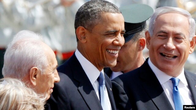 Thủ tướng Netanyahu (phải) và Tổng thống Shimon Peres (trái)  của Israel đón Tổng thống Obama khi ông đến phi trường quốc tế Ben Gurion ở Tel Aviv, Israel, 20/3/13