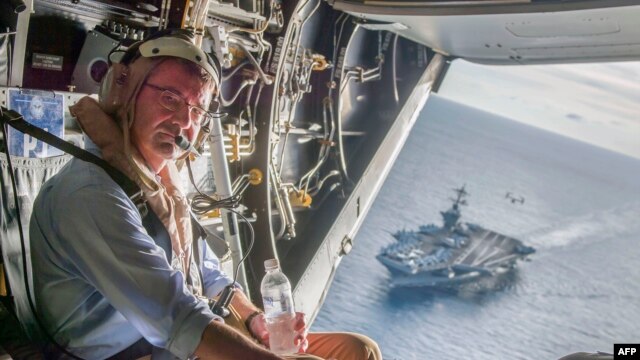 Bộ trưởng Quốc phòng Mỹ Ashton Carter trên chiếc V-22 Osprey sau khi tới thăm Hàng không Mẫu hạm USS Theodore Roosevelt, hôm 5/11/2015.