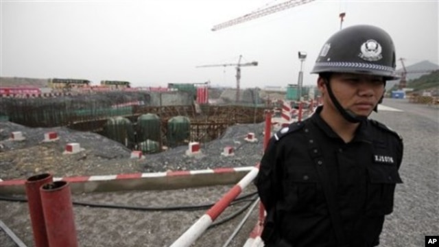 A special police officer stands guard at the construction site of the Sanmen Nuclear Power Plant in Sanmen, east China's Zhejiang Province (File Photo)