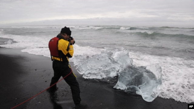 James Balog photographing ice diamonds in Iceland (July 2008)