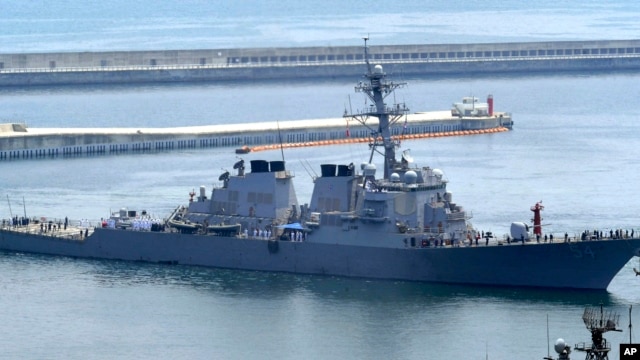 Khu trục hạm trang bị phi đạn điều hướng USS Curtis Wilbur (DDG 54) của hải quân Hoa Kỳ.