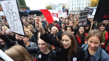 Những người phụ nữ Ba Lan hô khẩu hiệu đồng thời giơ cao một chiếc mắc áo, biểu tượng của việc nạo phá thai bất hợp pháp, trong một cuộc đình công và biểu tình trên toàn quốc nhằm phản đối một dự luật cho phép cấm hoàn toàn phá thai, Warsaw, Ba Lan, ngày 03 tháng 10 năm 2016.