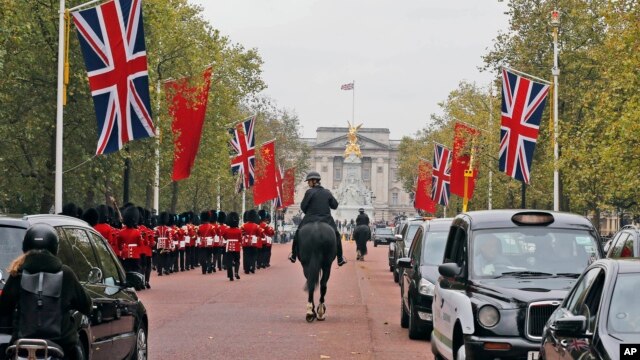 Cờ quốc gia của Trung Quốc được treo cạnh cờ Anh gần Cung điện Buckingham ở London, ngày 16/10/2015.