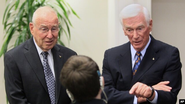 Lovell (izquierda) y Cernan (derecha) presentaron el fondo de ayuda a niños con enfermedades horas antes del funeral del mítico astronauta. 