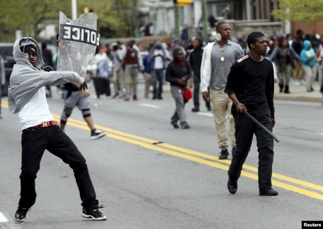 Người biểu tình ném đá vào cảnh sát ở Baltimore, Maryland, ngày 28/4/2015.