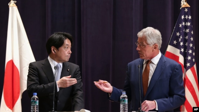 Bộ trưởng Quốc phòng Hoa Kỳ Chuck Hagel và Bộ trưởng Quốc phòng Nhật Bản Itsunori Onodera trong cuộc họp báo chung tại Bộ Quốc phòng Nhật Bản ở Tokyo, 6/4/14