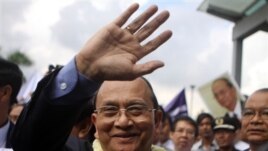 သမၼတဦးသိန္းစိန္ အေမရိကန္ခရီးစဥ္မွ ျပန္လာစဥ္ ရန္ကုန္ေလဆိပ္မွာ ႀကိဳဆိုသူ ျပည္သူမ်ားအား ႏုတ္ဆက္ေနစဥ္ (ေအာက္တုိဘာလ ၁၊ ၂၀၁၂)