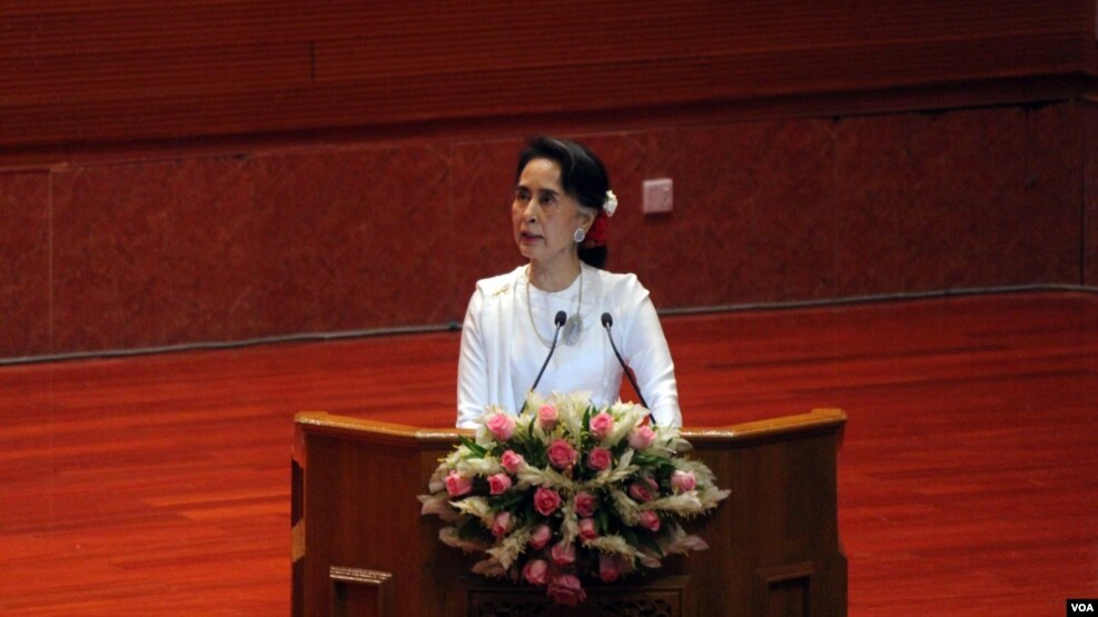 (၂၁)ရာစု ပင္လံုညီလာခံ ဖြင့္ပဲြ အခမ္း အနားမွာ ႏိုင္ငံေတာ္အတိုင္ပင္ခံပုဂၢိဳလ္ ေဒၚေအာင္ဆန္းစုၾကည္မွ မိန္႔ခြန္းေျပာၾကားေနစဥ္ (ဓါတ္ပံု- ဗီြအိုေအ ျမန္မာပိုင္း)