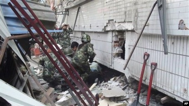 Rescue workers search for victims after an earthquake jolted Yingjiang county in southwestern China's Yunnan Province, March 10, 2011