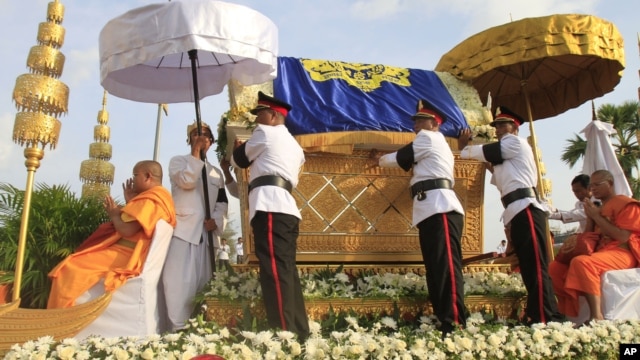 Procession of Cambodia's late King Norodom Sihanouk winds through the streets of Phnom Penh, October 17, 2012.