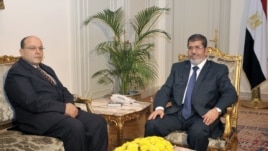 Shugaban kasar Masar Mohammed Morsi tare da sabon babban lauyan gwamnati Talaat Abdullah