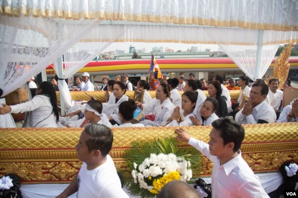 គ្រួសារ​នៃ​សព​អម​ដំណើរ​ដោយ​ប្រជា​ពលរដ្ឋ​រាប់​ម៉ឺន​នាក់​ចូលរួម​ជូន​ដំណើរ​លោក​ កែម ឡី​ នៅ​ថ្ងៃ​អាទិត្យ​ ទី​២៤ ខែកក្កដា​ ឆ្នាំ២០១៦​នេះ។​