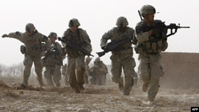 Binh sĩ Hoa Kỳ chiến đấu với quân nổi dậy tại khu vực Badula Qulp trong tỉnh Helmand ở Afghanistan
