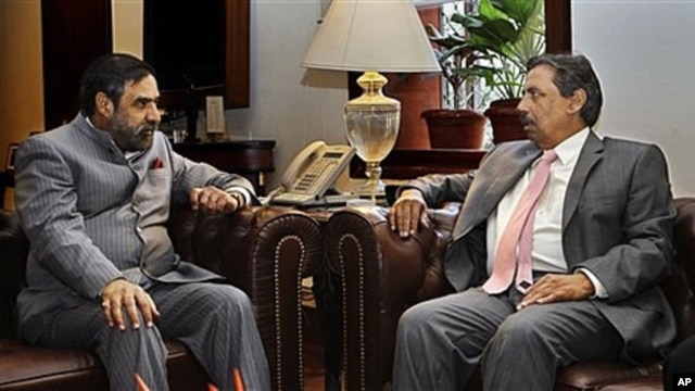 Indian Commerce Minister Anand Sharma, left, speaks with Pakistani Commerce Secretary Zafar Mahmood, New Delhi, India, Nov. 15, 2011.